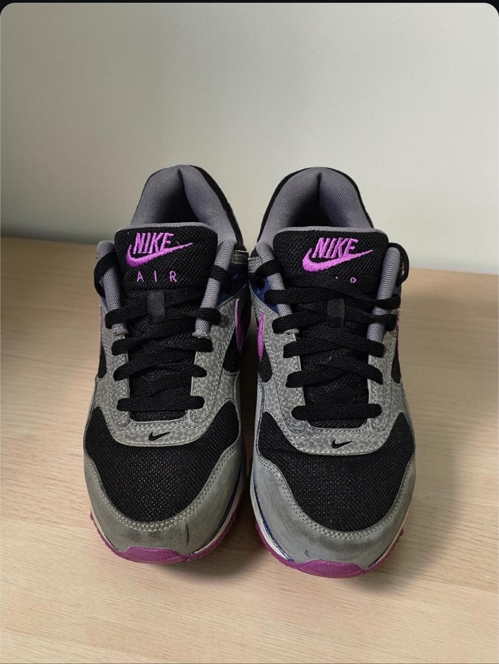 Nike Air Max Women's Black Gray with Purple Accent Sneakers Size-8.5